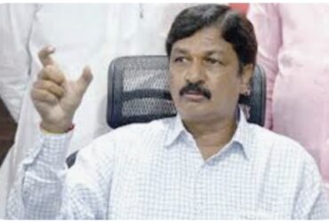 ಮತ ಏಣಿಕೆ ಆರಂಭ: ಗೋಕಾಕನಲ್ಲಿ ರಮೇಶಗೆ ಹಿನ್ನಡೆ