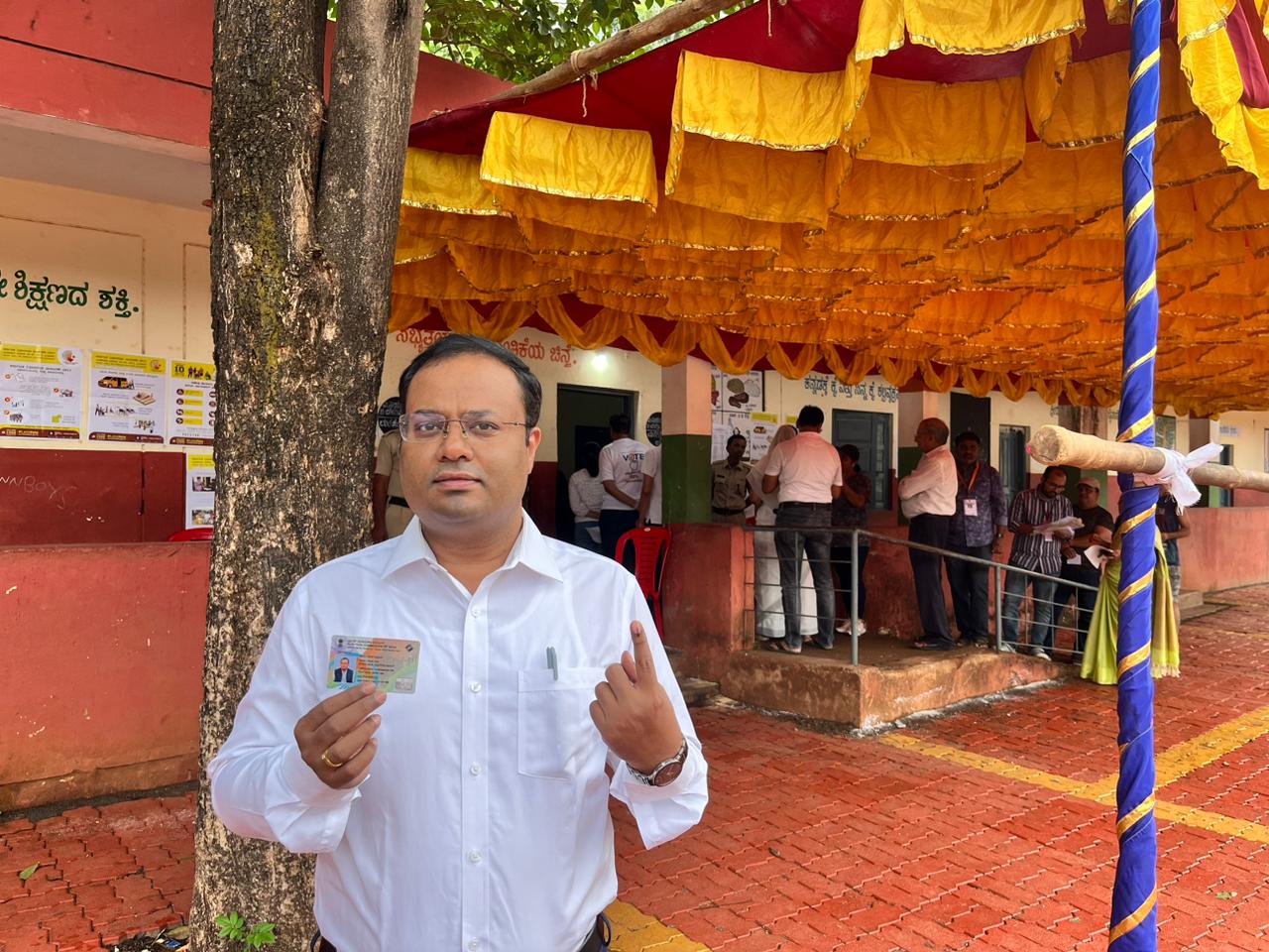 ಜಿಲ್ಲಾಧಿಕಾರಿ ನಿತೇಶ್ ಪಾಟೀಲ ಮತದಾನ