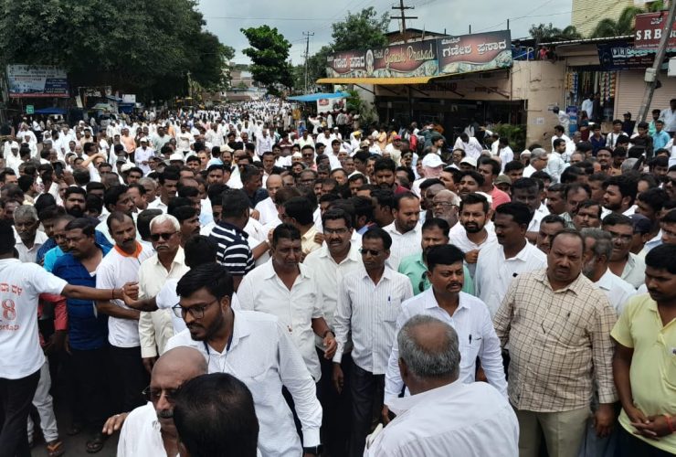 ಜೈನಮುನಿ ಹತ್ಯೆ ಖಂಡಿಸಿ ಚಿಕ್ಕೋಡಿ ನಗರದಲ್ಲಿ ಮೌನ ಪ್ರತಿಭಟನೆ