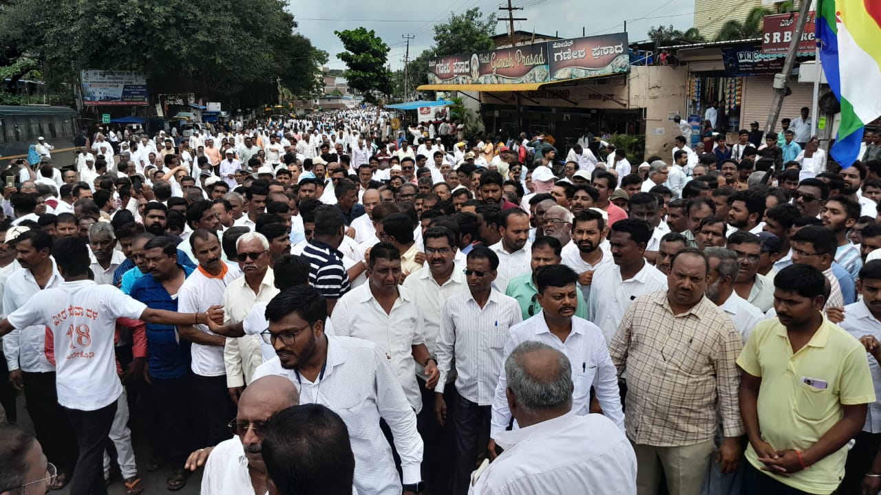 ಜೈನಮುನಿ ಹತ್ಯೆ ಖಂಡಿಸಿ ಚಿಕ್ಕೋಡಿ ನಗರದಲ್ಲಿ ಮೌನ ಪ್ರತಿಭಟನೆ