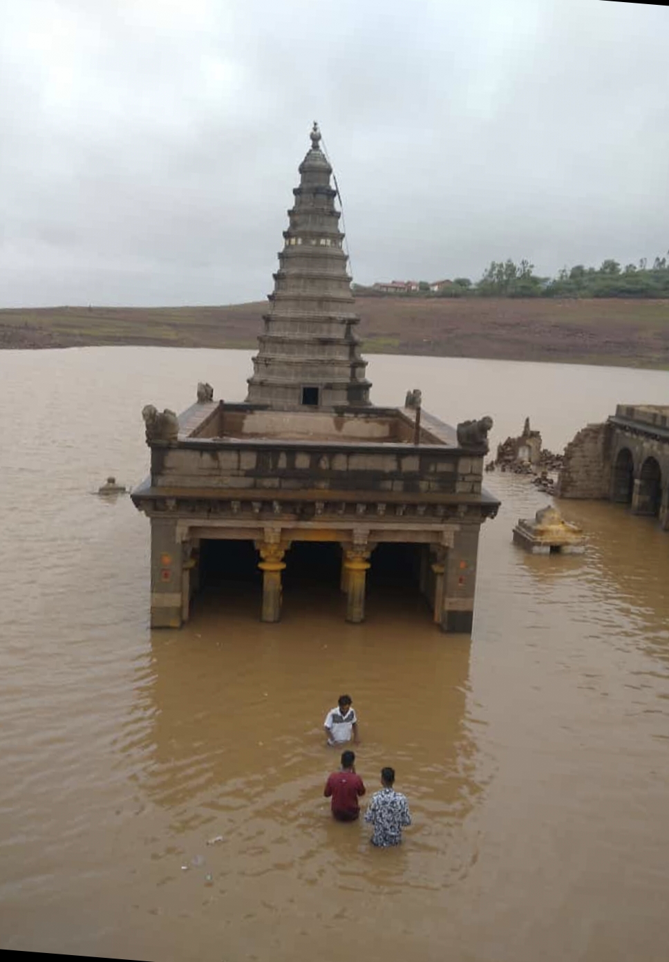 ಹಿಡಕಲ್ ಜಲಾಶಯ ಹುನ್ನೂರು : ಜಲಾವೃತವಾಗುತ್ತಿರುವ ಶ್ರೀ ವಿಠ್ಠಲ ದೇವರು,