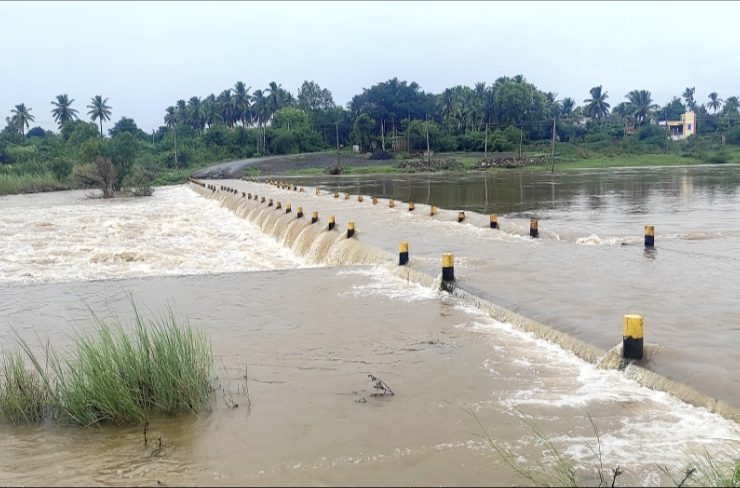 ಮೂಡಲಗಿ ತಾಲೂಕಿನ ಮೂರು ಸೇತುವೆಗಳು ಜಲಾವೃತ, ಸಂಚಾರ ಸ್ಥಗಿತ