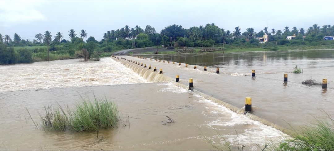 ಮೂಡಲಗಿ ತಾಲೂಕಿನ ಮೂರು ಸೇತುವೆಗಳು ಜಲಾವೃತ, ಸಂಚಾರ ಸ್ಥಗಿತ