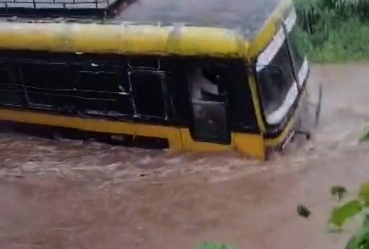 ತುಂಬಿ ಹರಿಯುತ್ತಿದ್ದ ಹಳ್ಳದ ಪ್ರವಾಹದ ನೀರಲ್ಲಿ ಶಾಲಾ ಬಸ್ ನುಗ್ಗಿಸಿದ ಚಾಲಕ : ತಪ್ಪಿದ ಭಾರಿ ಅನಾಹುತ, ಶಾಲಾ ಮಕ್ಕಳನ್ನು ಹೊರತೆಗೆದ ಗ್ರಾಮಸ್ಥರು