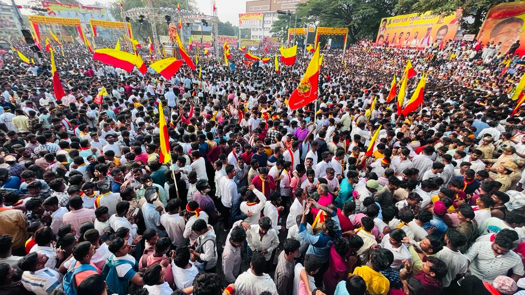 ಬೆಳಗಾವಿಯಲ್ಲಿ  ರಾಜ್ಯೋತ್ಸವ ನೋಡಲು ಬಂದ ಬಾರಿ ಜನಸಾಗರ