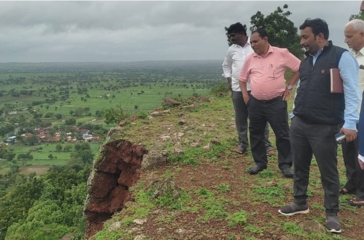 ಧಾರಾಕಾರ ಮಳೆ ಹರಗಾಪುರ ಗುಡ್ಡ ಕುಸಿತ.