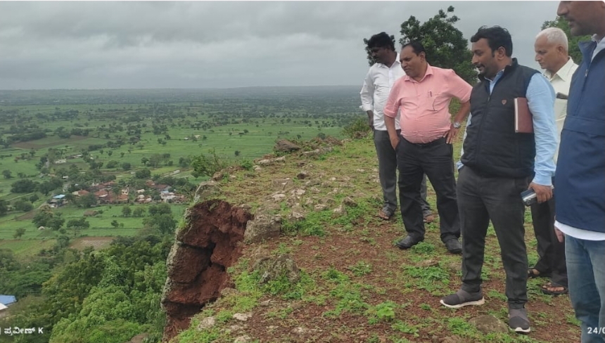 ಧಾರಾಕಾರ ಮಳೆ ಹರಗಾಪುರ ಗುಡ್ಡ ಕುಸಿತ.