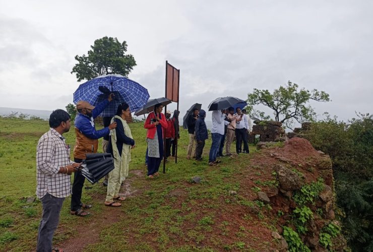 ಕುಸಿಯುತ್ತಿರುವ ಹರಗಾಪುರ ಕೋಟೆಯ ಗುಡ್ಡಕ್ಕೆ ಅಧಿಕಾರಿಗಳ ಬೆಟ್ಟಿ