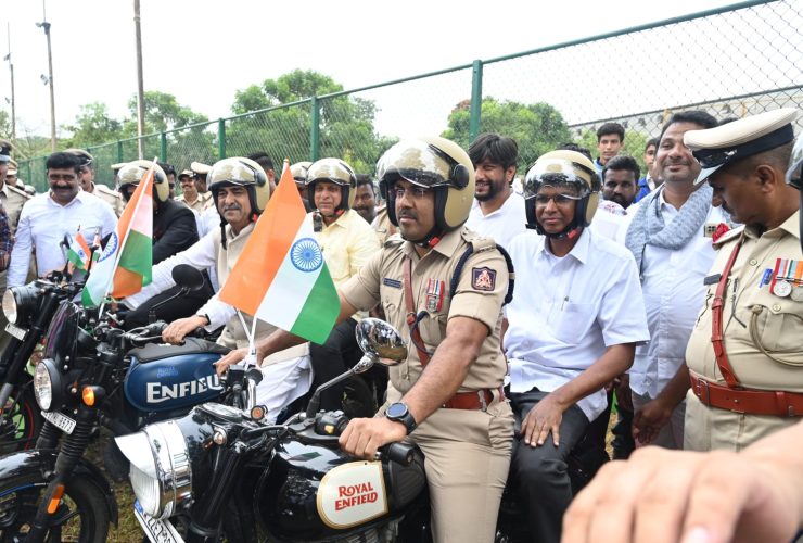 ಹೆಲ್ಮೆಟ್ ವಿತರಣೆ; ಜಾಗೃತಿ ಮೂಡಿಸಿದ ಸಚಿವ ಸತೀಶ ಜಾರಕಿಹೊಳಿ