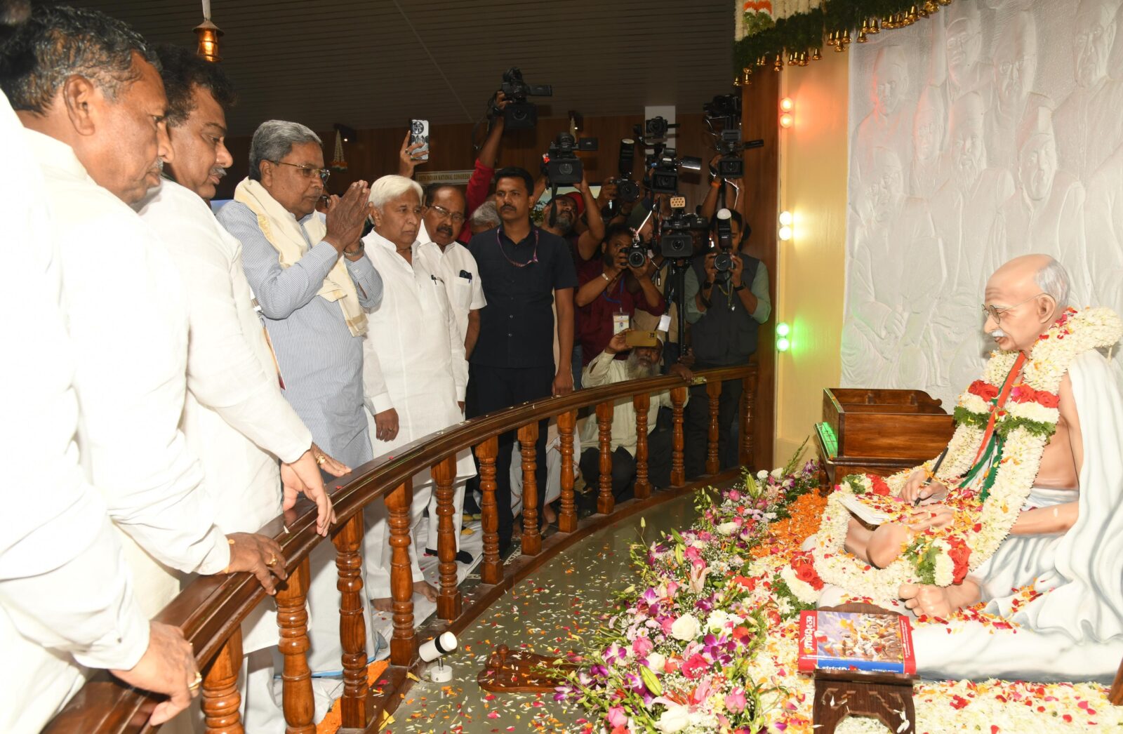 ವೀರಸೌಧದಲ್ಲಿ ಗಾಂಧೀ ಪ್ರತಿಮೆ ಅನಾವರಣಗೊಳಿಸಿದ ಮುಖ್ಯಮಂತ್ರಿ ಸಿದ್ಧರಾಮಯ್ಯ