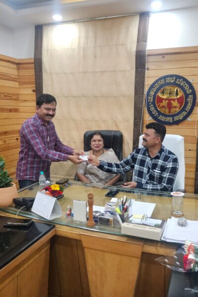ಬೆಳಗಾವಿ ಪತ್ರಕರ್ತರಿಗೆ ಆರೋಗ್ಯ ವಿಮೆ ಕಾರ್ಡ್ : ಮೇಯರ್ ಮಂಗೇಶ್ ಪವಾರ್ ವಿತರಣೆ