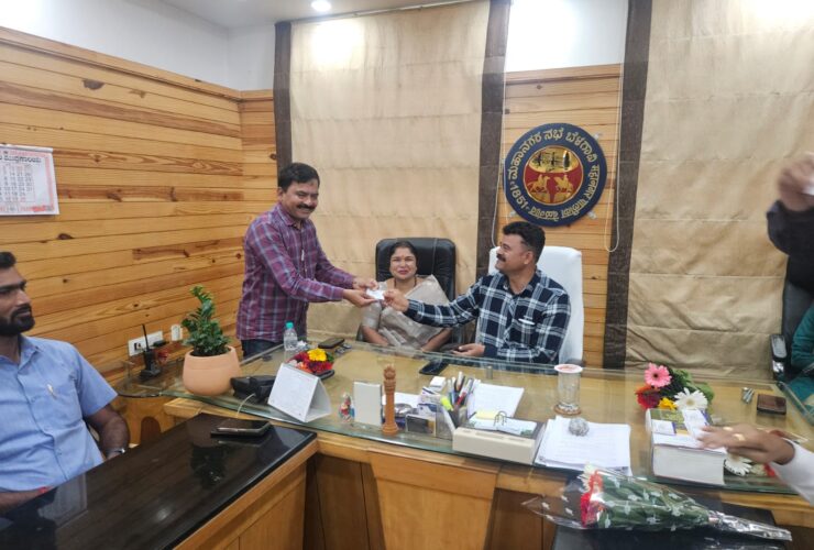 ಬೆಳಗಾವಿ ಪತ್ರಕರ್ತರಿಗೆ ಆರೋಗ್ಯ ವಿಮೆ ಕಾರ್ಡ್ : ಮೇಯರ್ ಮಂಗೇಶ್ ಪವಾರ್ ವಿತರಣೆ