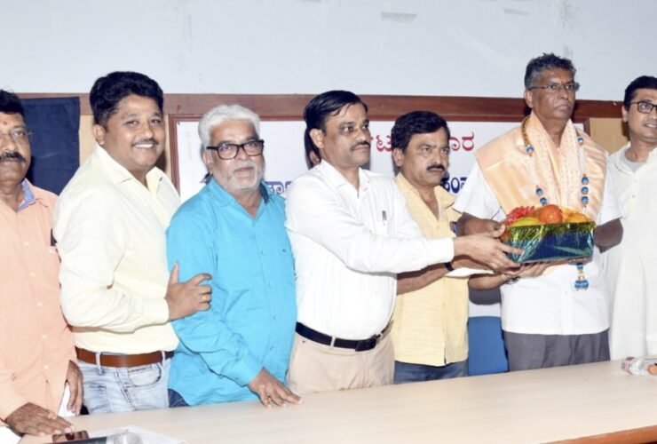 ಪತ್ರಕರ್ತರಿಂದ ಜಿಲ್ಲಾ ಉಸ್ತುವಾರಿ ಸಚಿವರಿಗೆ ಸನ್ಮಾನ  ಮುಂದಿನ ಅಧಿವೇಶನ ವೇಳೆಗೆ ಪತ್ರಿಕಾ ಭವನ ಲೋಕಾರ್ಪಣೆ: ಸಚಿವ ಸತೀಶ್ ಜಾರಕಿಹೊಳಿ ಭರವಸೆ