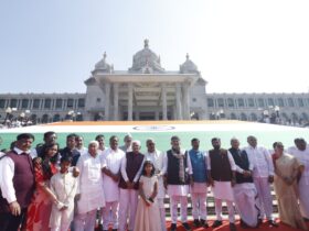 ಖಾದಿಯು ಕೇವಲ ವಸ್ತ್ರವಲ್ಲ; ದೇಶದ ಹೆಮ್ಮಯ ಸಂಕೇತ: ಸಿಎಂ ಬಣ್ಣನೆ ಖಾದಿಯು ಕೇವಲ ವಸ್ತ್ರವಲ್ಲ; ದೇಶದ ಹೆಮ್ಮಯ ಸಂಕೇತ: ಸಿಎಂ ಬಣ್ಣನೆ