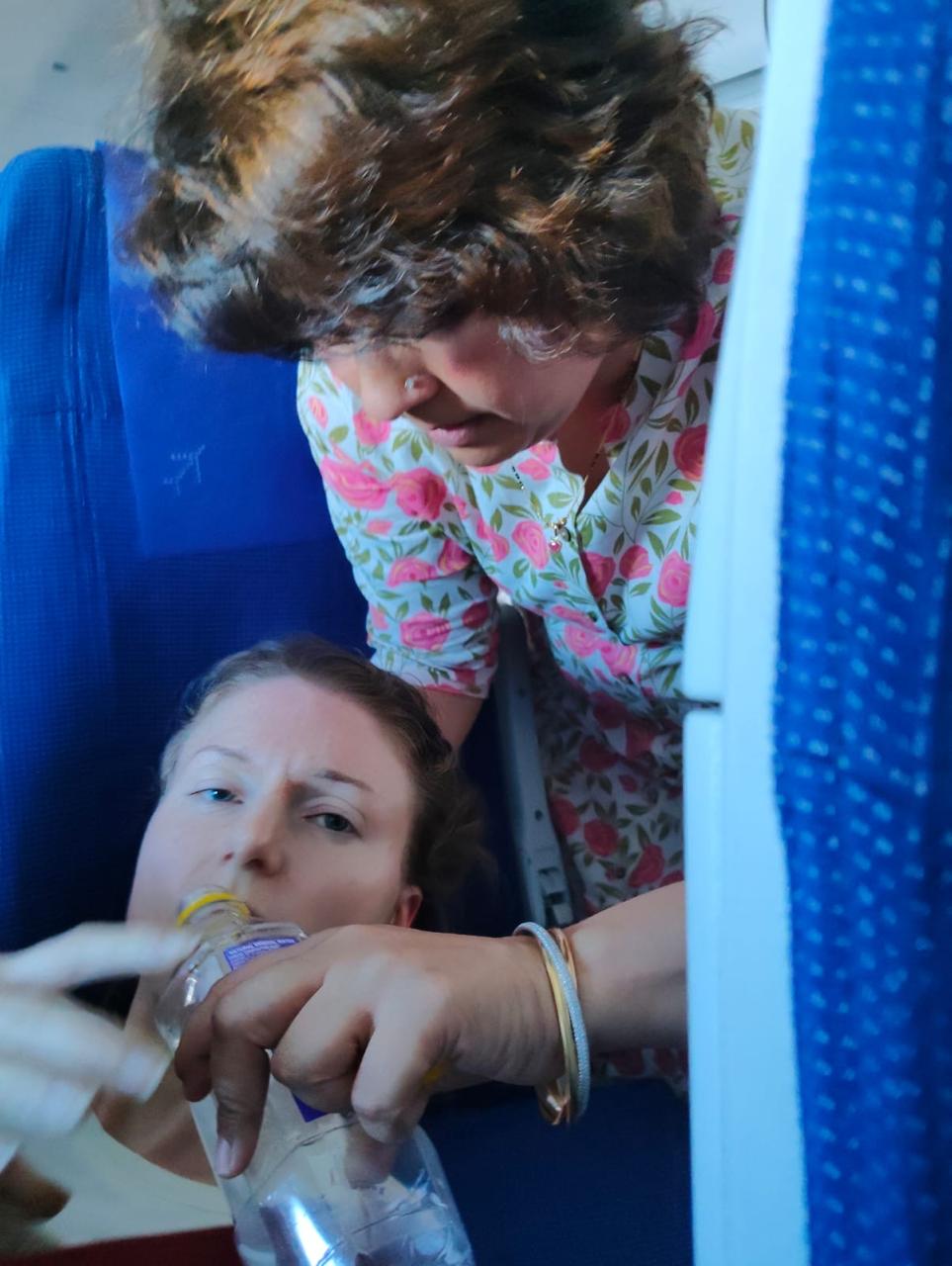 ಗೋವಾ–ನವದೆಹಲಿ ವಿಮಾನದಲ್ಲಿ ಜೀವ ಉಳಿಸಿದ ಡಾ. ಅಂಜಲಿ ನಿಂಬಾಳ್ಕರ್ ಗೋವಾ–ನವದೆಹಲಿ ವಿಮಾನದಲ್ಲಿ ಜೀವ ಉಳಿಸಿದ ಡಾ. ಅಂಜಲಿ ನಿಂಬಾಳ್ಕರ್