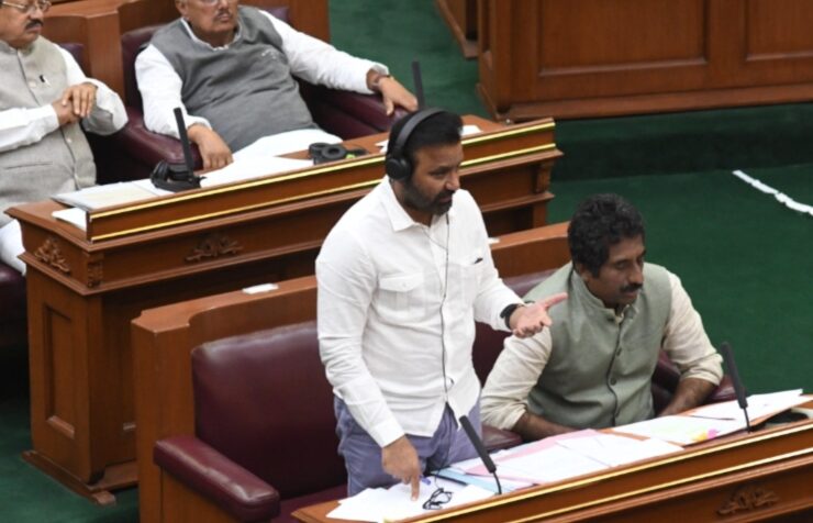 ಕಾರ್ಮಿಕ ಕಿಟ್ ವಿತರಣೆ ನಿಯಮಕ್ಕೆ ಮಾರ್ಪಾಡು ತರಲು ಚಿಂತನೆ -ಕಾರ್ಮಿಕ ಸಚಿವ ಸಂತೋಷ್ ಲಾಡ್ ಕಾರ್ಮಿಕ ಕಿಟ್ ವಿತರಣೆ ನಿಯಮಕ್ಕೆ ಮಾರ್ಪಾಡು ತರಲು ಚಿಂತನೆ -ಕಾರ್ಮಿಕ ಸಚಿವ ಸಂತೋಷ್ ಲಾಡ್